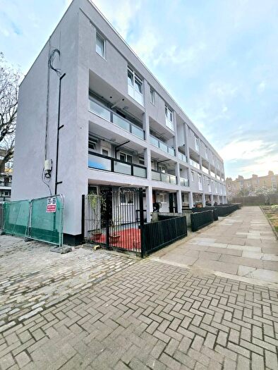 3 Bedroom Maisonette For Sale In Globe Road, London, E1