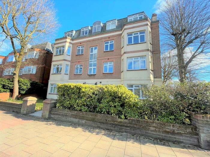 3 Bedroom Flat To Rent In Towers Court, Ballards Lane, N3