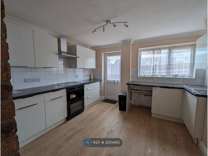 3 Bedroom Semi-Detached House To Rent In Poplar Close, Huntingdon, PE29