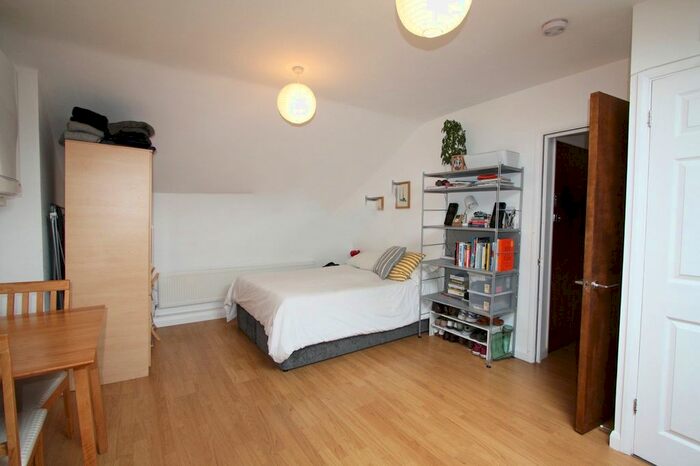 Studio To Rent In North End Road, London, SW6