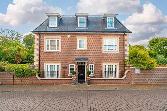 5 Bedroom Detached House For Sale In Lincoln Grove, Weybridge, KT13