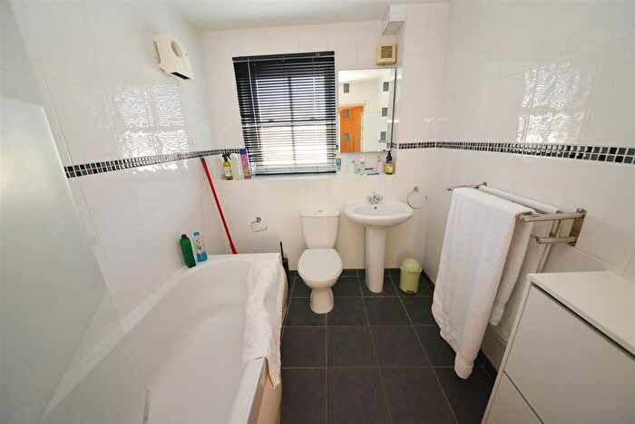 2 Bedroom Flat For Sale In Warren Street, Tenby, SA70