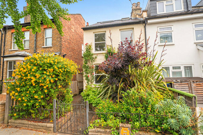 3 Bedroom Semi-Detached House For Sale In Finchley Park, London, N12