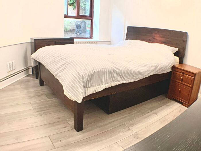 3 Bedroom Flat To Rent In New Park Road, London, SW2