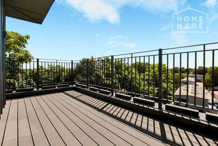 2 Bedroom Flat To Rent In Coomb House, Isleworth, TW7