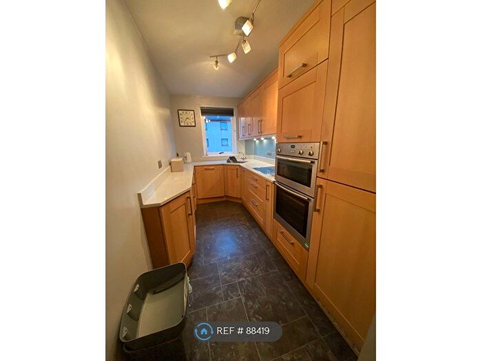 2 Bedroom Flat To Rent In Hawthornden Place, Edinburgh, EH7