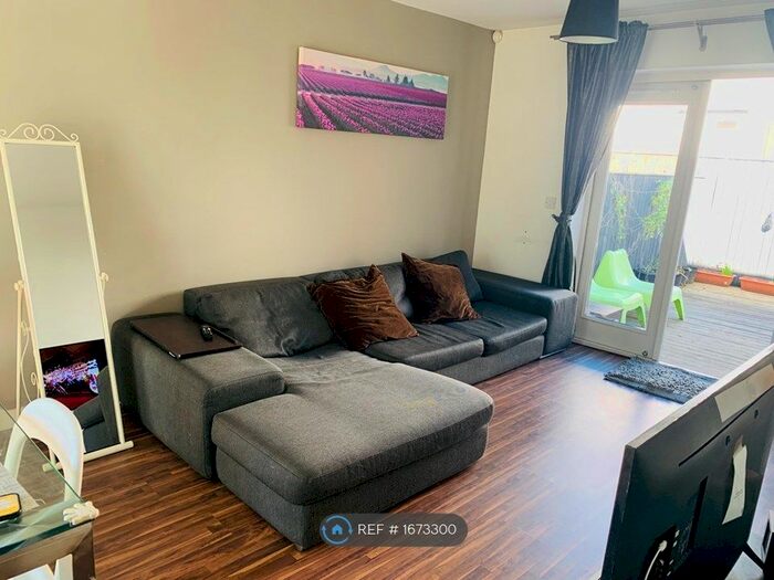 3 Bedroom Semi-Detached House To Rent In Hulton Street, Salford, M5