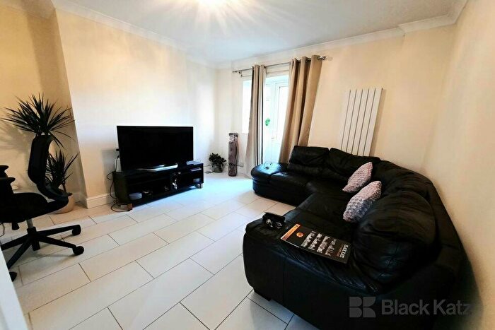 3 Bedroom Flat To Rent In Congreve Street, Elephant And Castle / Borough, SE17