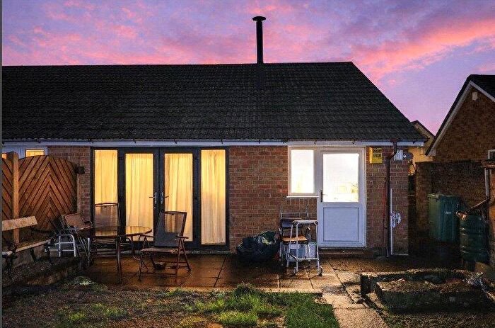 3 Bedroom Bungalow To Rent In Manor Road, Brimington, Chesterfield, Derbyshire, S43