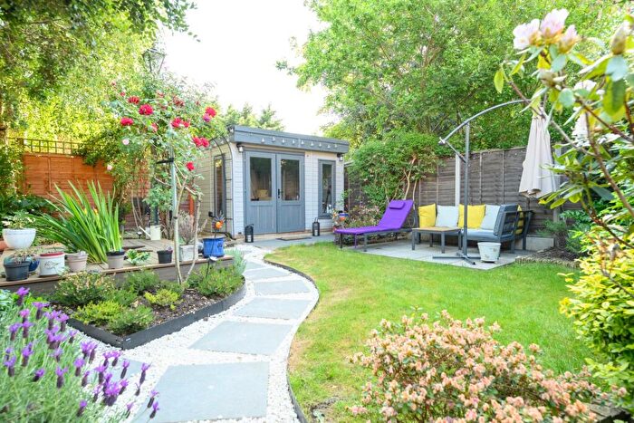 2 Bedroom Apartment For Sale In Highfield Road, Walton-On-Thames, KT12