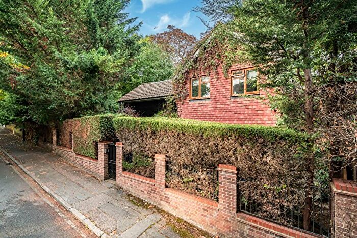 4 Bedroom Detached House For Sale In Castleleigh Court, London, EN2