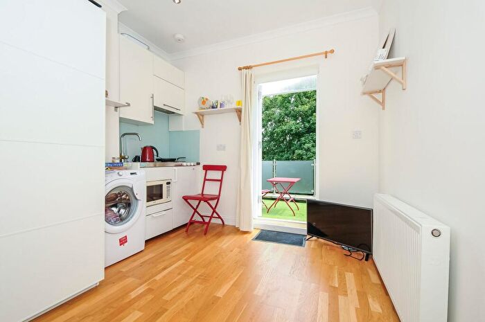 Apartment To Rent In Fairbridge Road, London, N19
