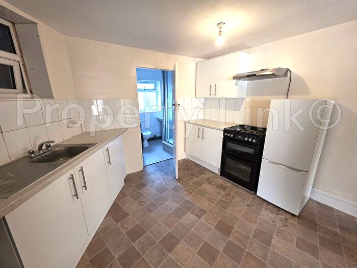 1 Bedroom Flat To Rent In Highlands Gardens, Ilford, IG1