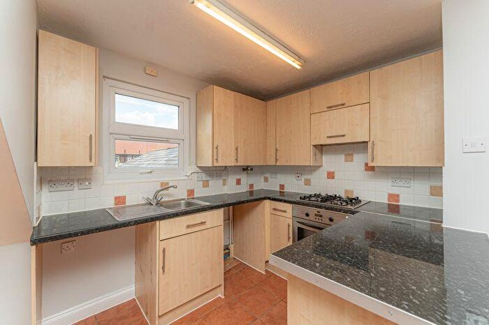 2 Bedroom Flat For Sale In Ellenborough Road, London, N22