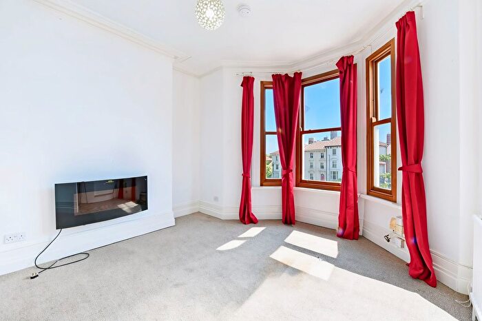 1 Bedroom Flat To Rent In Clytha Square, Newport, NP20
