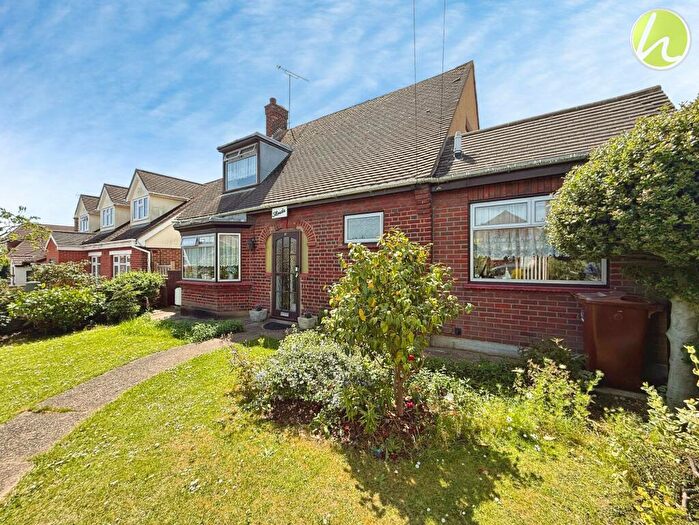 3 Bedroom Detached House For Sale In Woolifers Avenue, Corringham, SS17