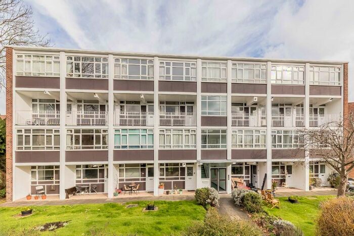 3 Bedroom Flat To Rent In Putney Heath Lane, London, SW15