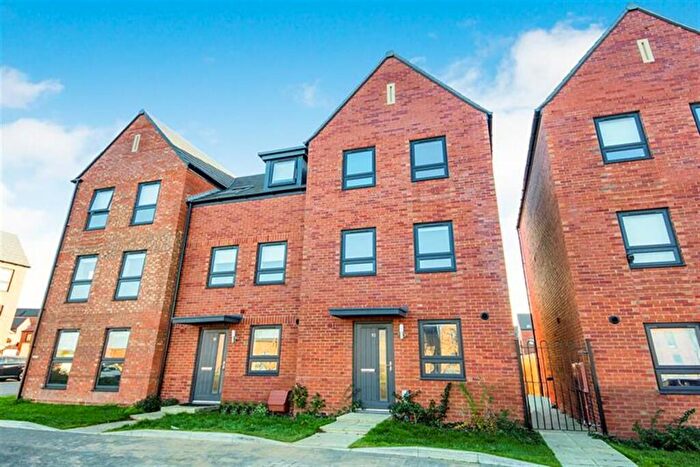 3 Bedroom End Of Terrace House To Rent In Bedroom End Of Terrace House In Box Crescent, Dunstable, LU5