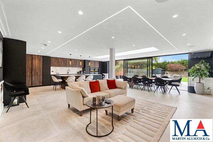 5 Bedroom Chalet To Rent In Grange Road, Elstree, WD6