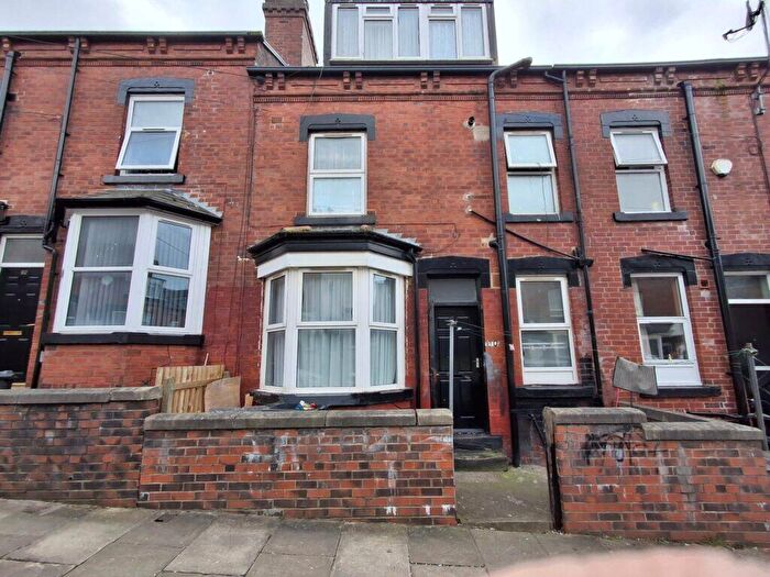 3 Bedroom Terraced House For Sale In Elford Grove, Leeds, LS8