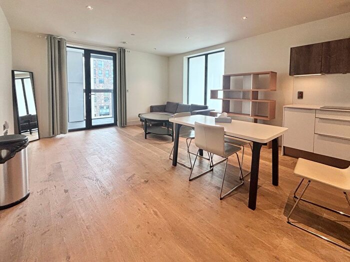 3 Bedroom Flat To Rent In Lockington Road, London, SW8