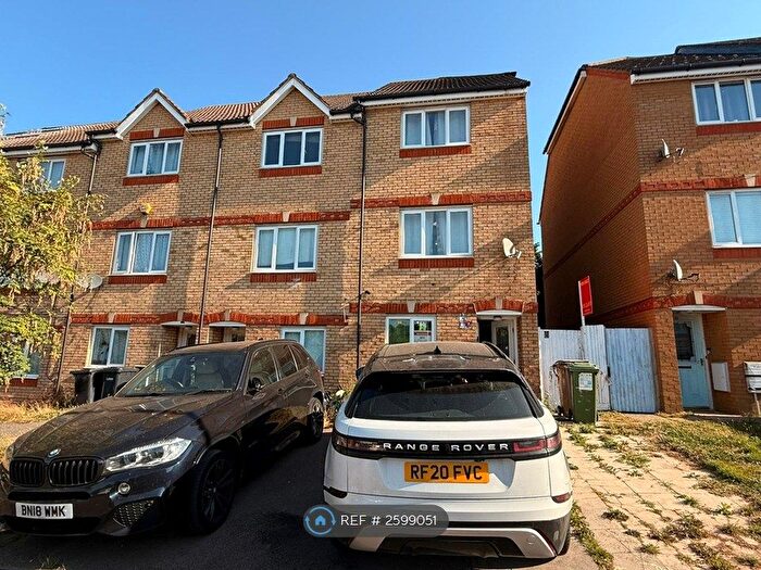 4 Bedroom Semi-Detached House To Rent In Dunraven Avenue, Luton, LU1