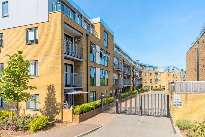 3 Bedroom Flat For Sale In Smeaton Court, Hertford, SG13