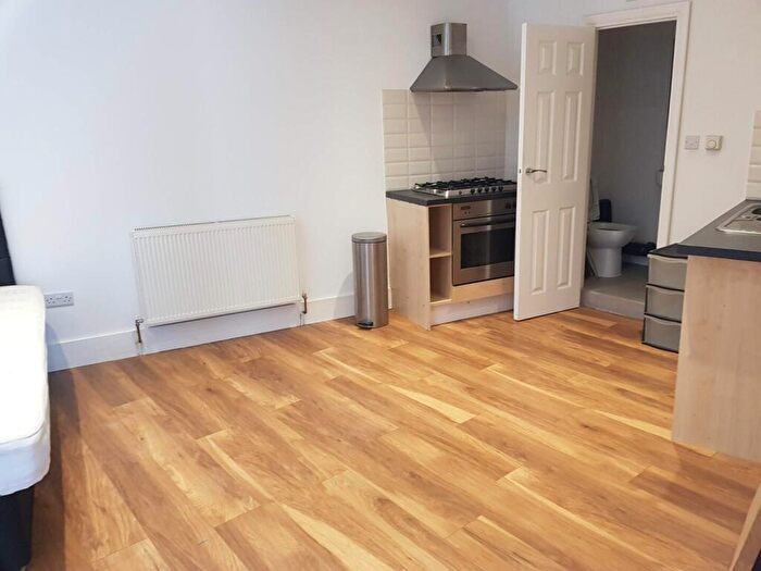 Flat To Rent In Huxley Road (studio)***, Edmonton, London, N18