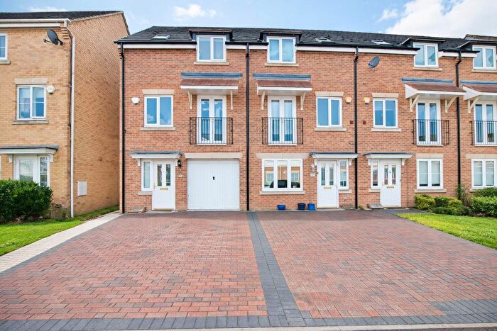 3 Bedroom End Terrace House For Sale In Coleridge Way, Borehamwood, WD6