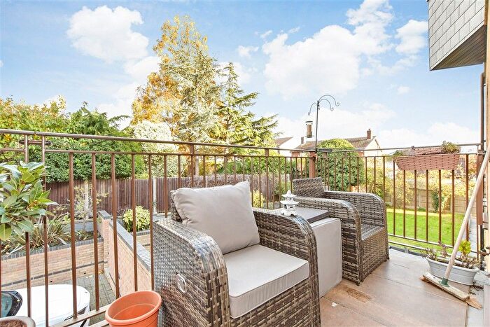 2 Bedroom Flat For Sale In High Road, Benfleet, Essex, SS7