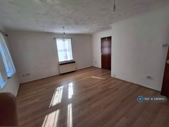2 Bedroom Flat To Rent In Cross Road, Chadwell Heath, Romford, RM6