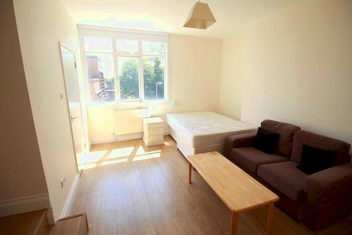 Apartment To Rent In Mount View Road, Crouch Hill, London, N4