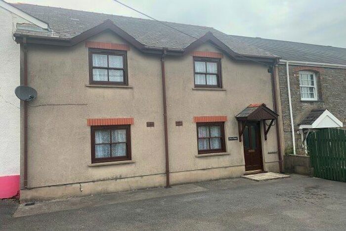 2 Bedroom Property To Rent In Bridge Street, Carmarthen, SA33