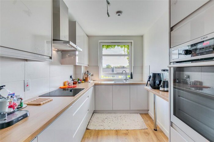 2 Bedroom Flat To Rent In Rosebank, Holyport Road, London, SW6