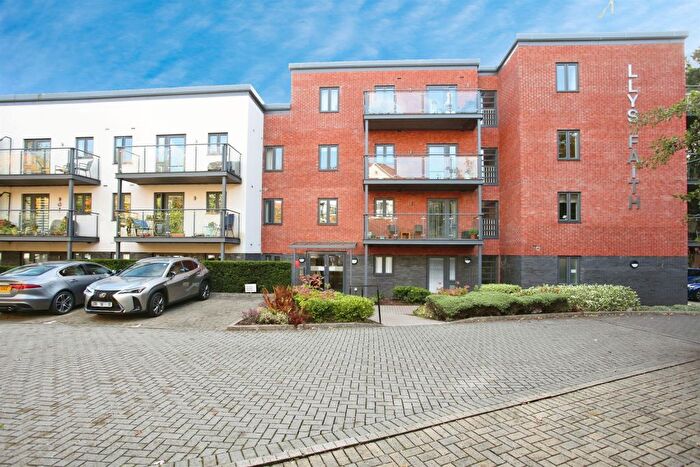 2 Bedroom Flat For Sale In Ilex Close, Llanishen, Cardiff, CF14