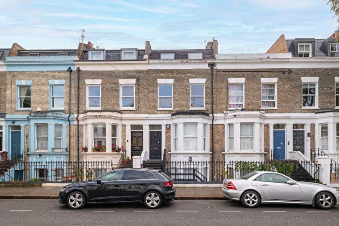 2 Bedroom Flat For Sale In Chesson Road, Barons Court, W14