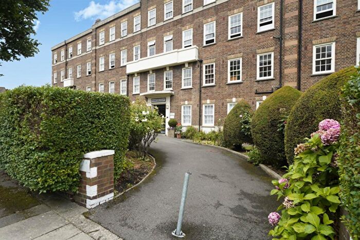 3 Bedroom Apartment For Sale In Brampton Court, Brampton Grove, NW4