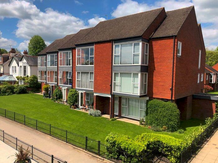 2 Bedroom Flat To Rent In Riverside Marlow **stunning Location**, SL7