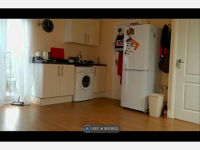 Studio To Rent In Chatsworth Crescent, Hounslow, TW3