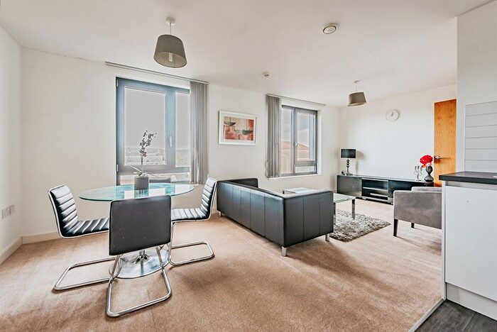 2 Bedroom Flat For Sale In Queensway, Redhill, RH1