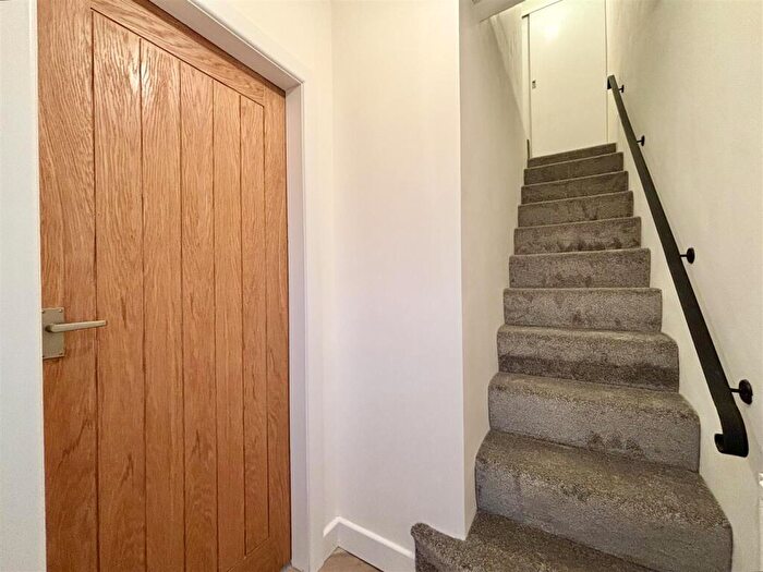 2 Bedroom Terraced House For Sale In School Ridge, Thornton, Bradford, BD13