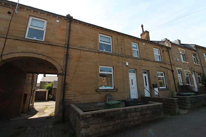 2 Bedroom Flat To Rent In A Long Lane, Huddersfield, HD5
