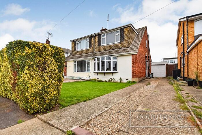 2 Bedroom Chalet For Sale In Seamore Avenue, Benfleet, SS7