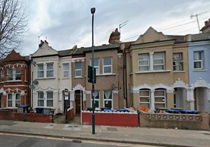 2 Bedroom Apartment To Rent In Chapter Road, London, NW2