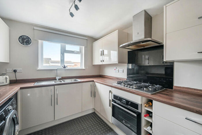 2 Bedroom Bungalow For Sale In Hurst Park Road, Twyford, Reading, Berkshire, RG10