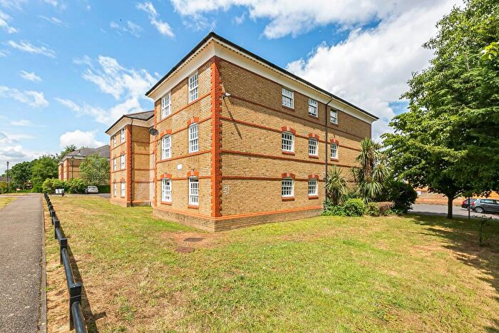 2 Bedroom Flat For Sale In Sydenham Avenue, London, N21