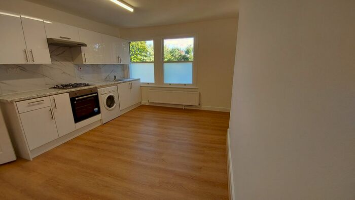 2 Bedroom Flat To Rent In Thicket Road, Crystal Palace, SE20