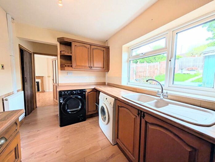 3 Bedroom House To Rent In Walton Crescent, Chesterfield, S40