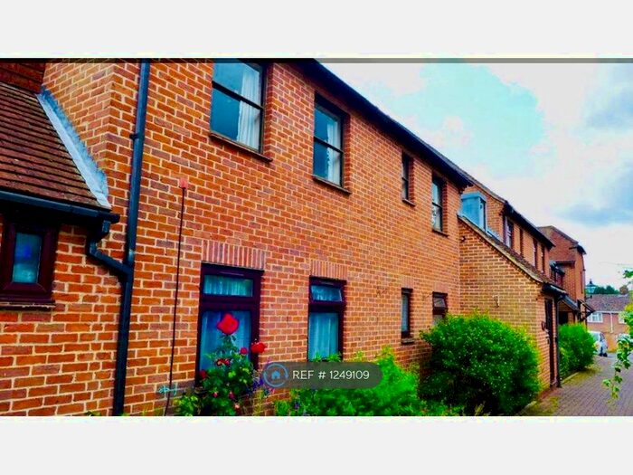 2 Bedroom Flat To Rent In Narrow Lane, Romsey, SO51