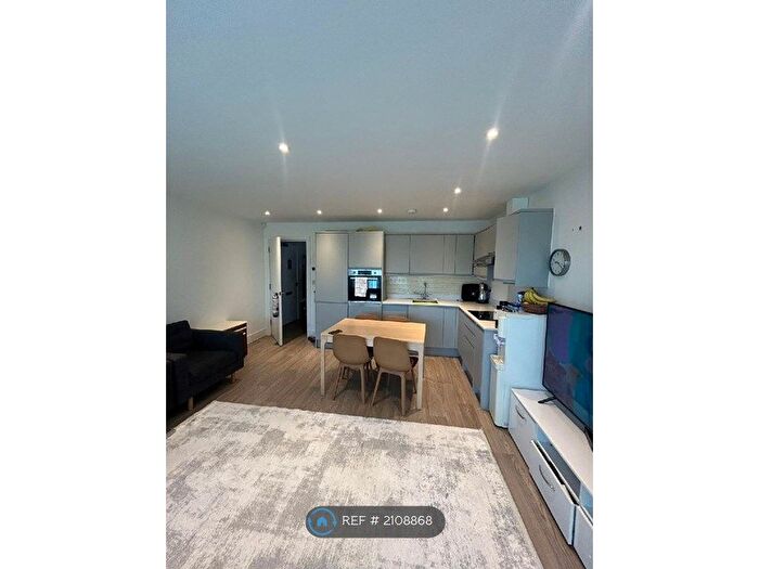 2 Bedroom Flat To Rent In Quadrant Court, London, N18